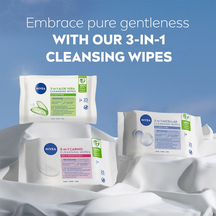 NIVEA Naturally Good Wipes 25 stk sminkeservietter som renser huden vist i tre varianter mot en klar blå himmel