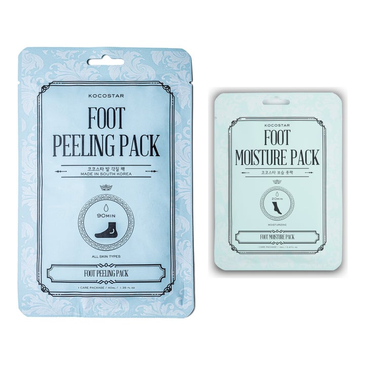 Kocostar Foot Peeling Pack og Moisture Pack fotmasker som eksfolierer og gir fukt i lyseblå poser med sokkedesign.