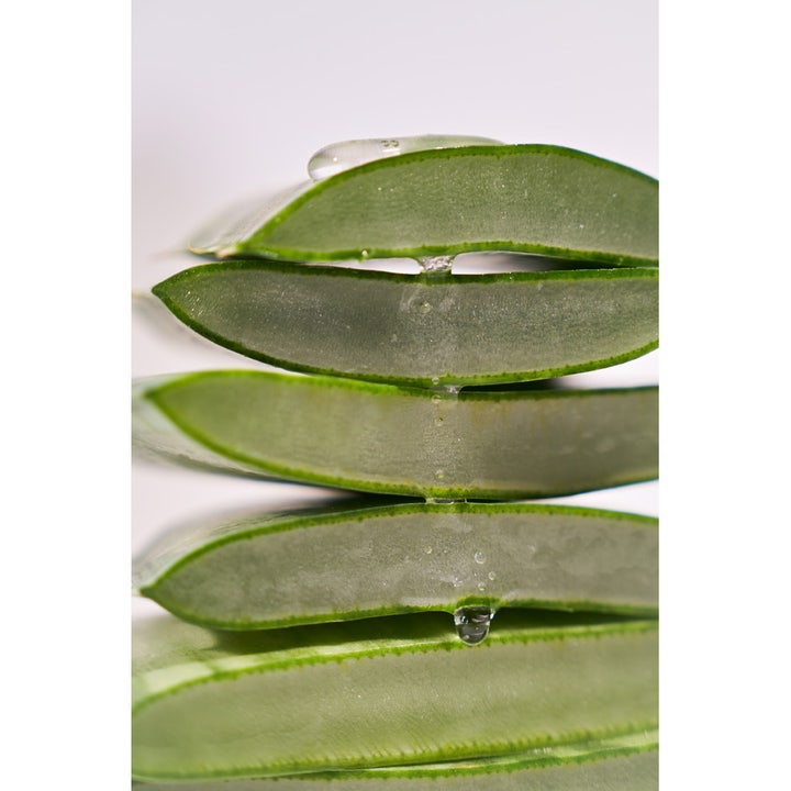 haruharu wonder Black Rice Hyaluronic Essence 50 ml fuktighetsgivende essens med stablede aloe vera-blader og klar gelé