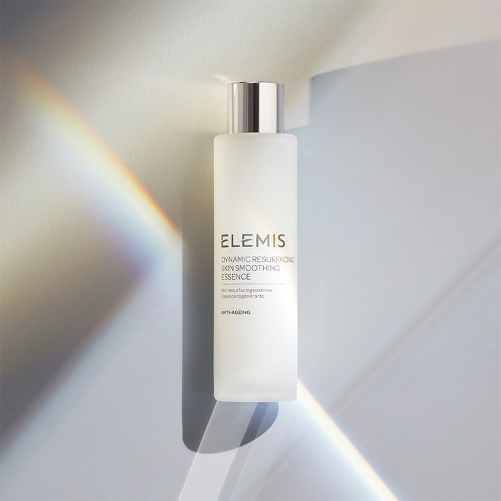 Elemis Dynamic Resurfacing Skin Smoothing Essence 100 ml anti-ageing essence i frostet flaske med sølvkork og prisme-lys