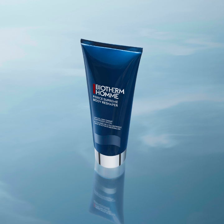 Biotherm Force Supreme Body Reshaper 125 ml oppstrammende gel i blå tube mot vannspeil