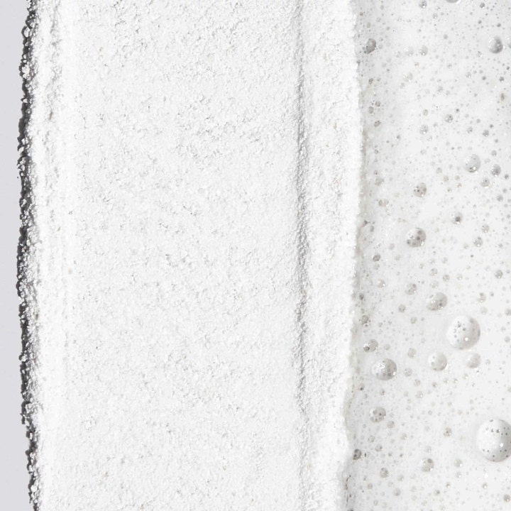 Dermalogica Daily Microfoliant 74 g peeling for jevnere hud viser finkornet hvitt pulver og luftig skum med bobler