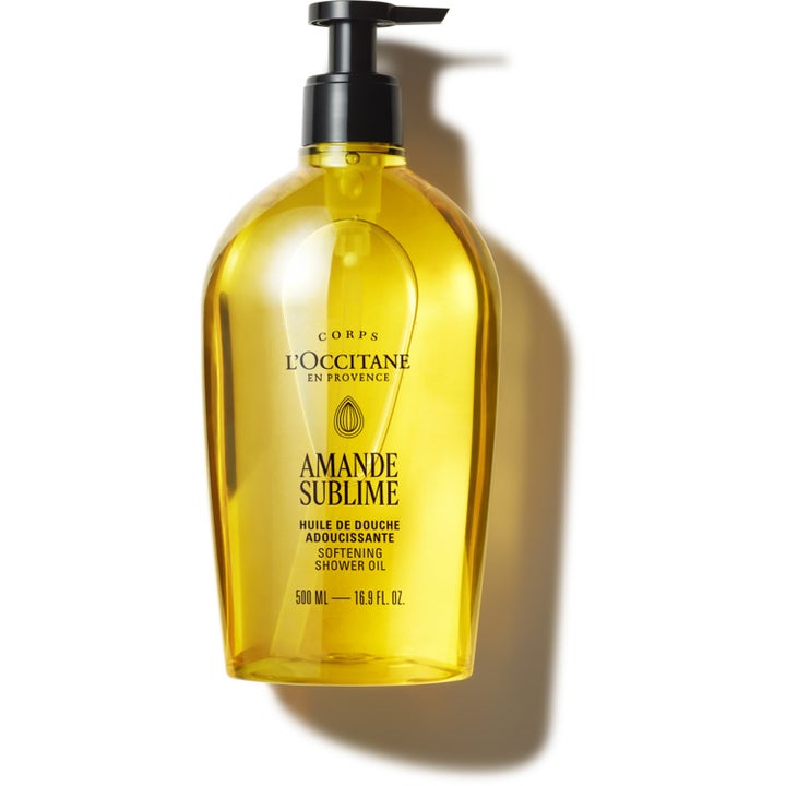 L'Occitane Amande Sublime 500 ml mykgjørende dusjolje i en gjennomsiktig flaske med gyllen olje og svart pumpe
