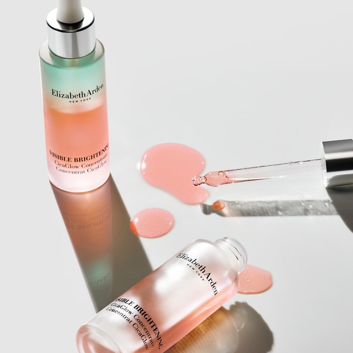 Elizabeth Arden Visible Brightening Cica Glow 30 ml serum med rosa tekstur og dråpeteller på en speiloverflate