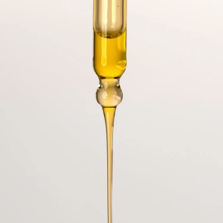 Codage Paris Stimulating Oil 100 ml stimulerende kroppsolje med en flytende gyllen tekstur fra en glasspipette