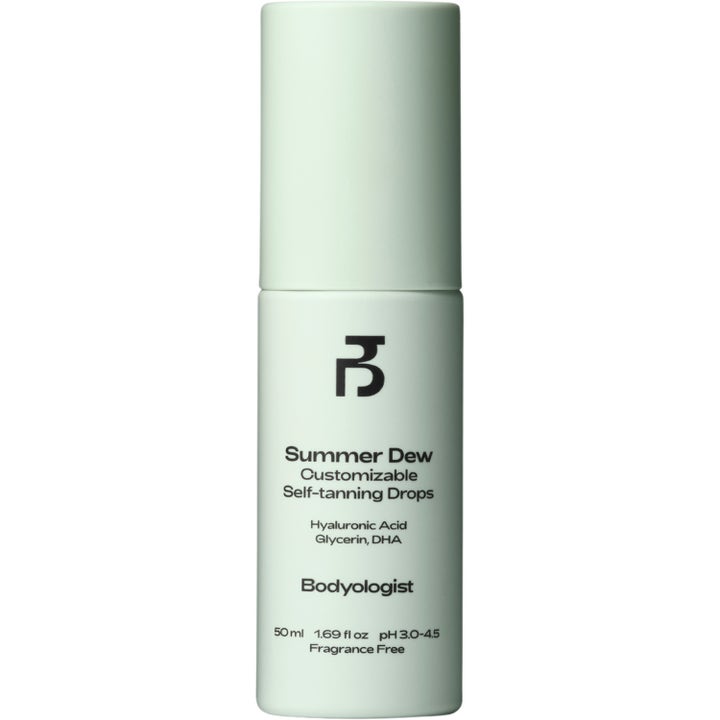 Bodyologist Summer Dew 50 ml selvbruningsdråper gir fuktighet og glød i en stilren lysegrønn sylindrisk beholder