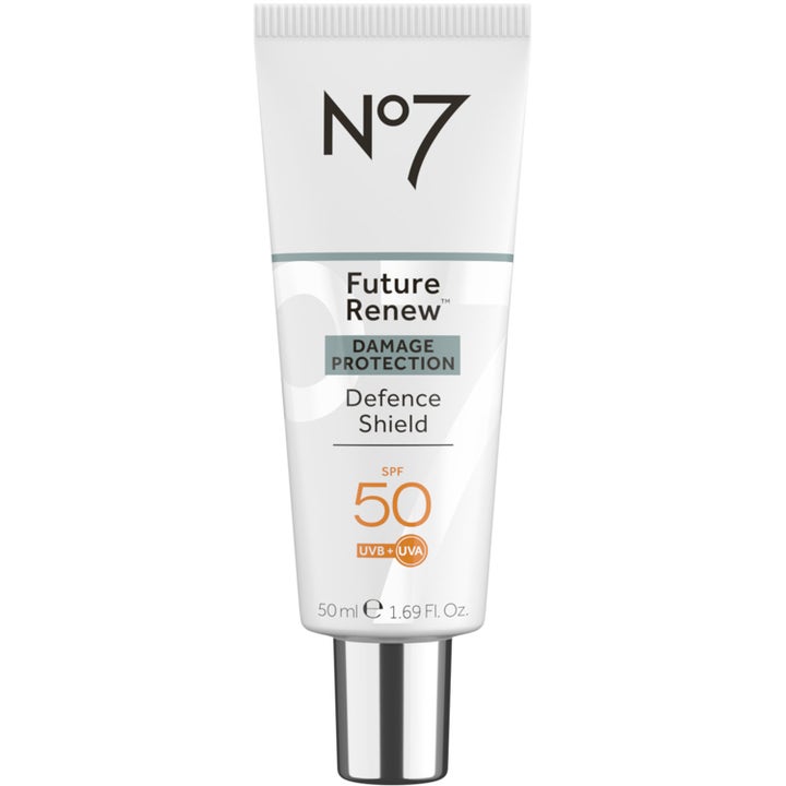No7 Future Renew Defence Shield 50 ml solkrem SPF 50 i hvit tube med sølvfarget kork og oransje detaljer