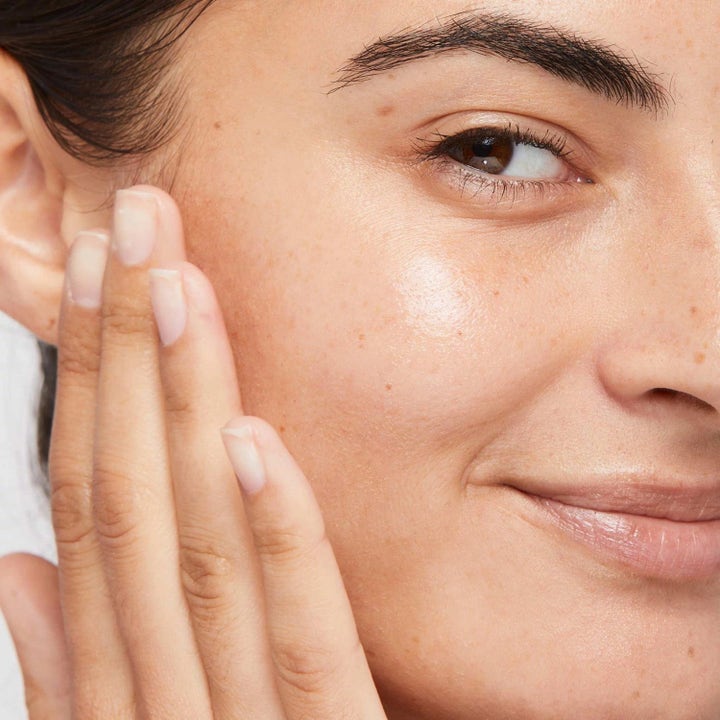 Dermalogica Retinol Clearing Oil Duo ansiktsolje som gir glød og klarere hud vist på en kvinnes ansikt