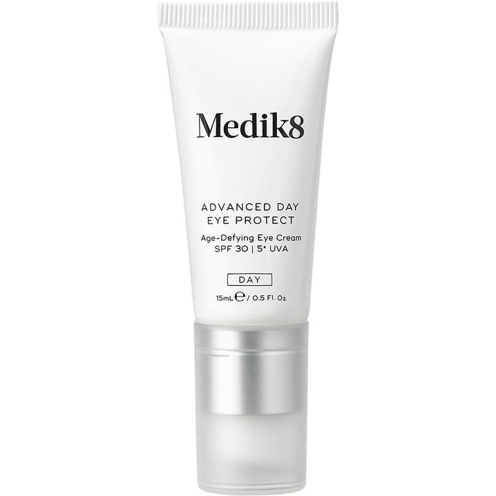 Medik8 Advanced Day Eye Protect 15 ml antialdrende øyekrem med SPF 30 i hvit tube med sølvfarget lokk.