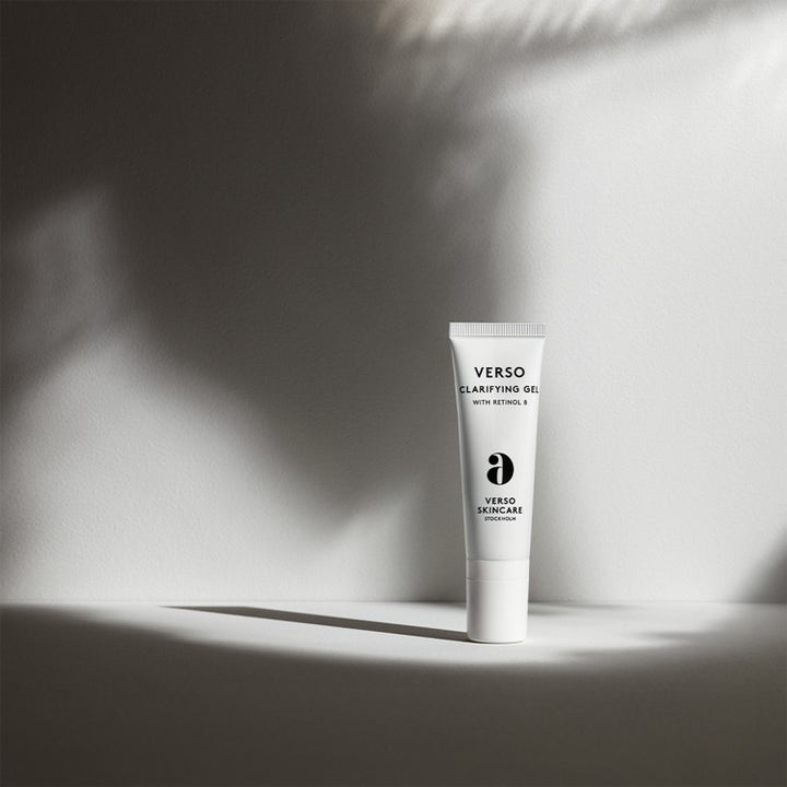 Verso N°6 Clarifying Gel With Retinol 8 30 ml ansiktsrens som gir klarere hud i hvit tube med minimalistisk skyggespill