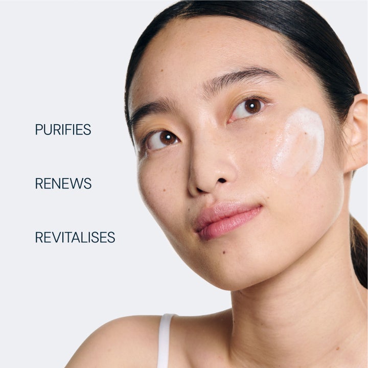 Elemis Dynamic Resurfacing Facial Wash 200 ml ansiktsrens som renser og fornyer huden vist på en modell.
