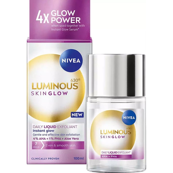 Nivea Luminous 630 Skin Glow 100 ml flytende eksfoliering for strålende hud i klar flaske med sølvkork og lilla eske.