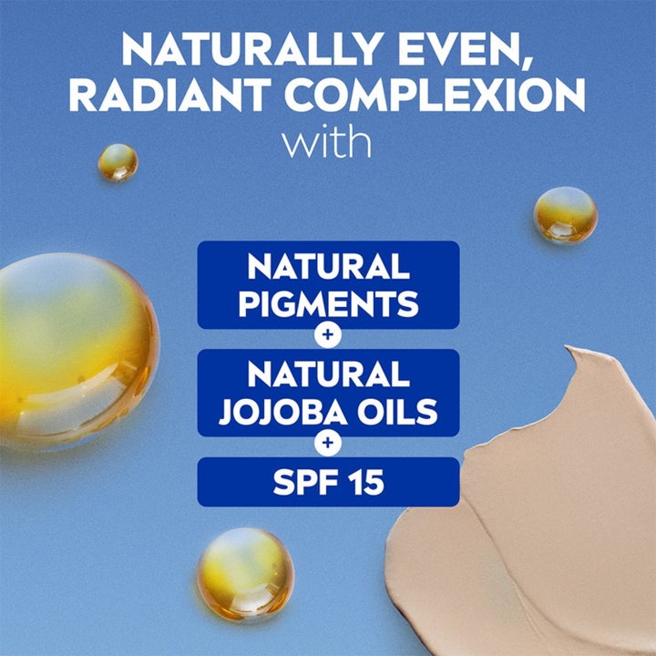 NIVEA BB Tinted Moisturiser 50 ml dagkrem med naturlige pigmenter, SPF 15 og jojobaolje vist med kremet tekstur.