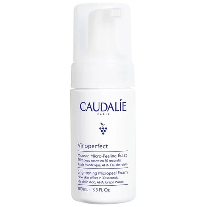 Caudalie Vinoperfect Brightening Micropeel Foam 100 ml gir glød med AHA i hvit pumpeflaske med gjennomsiktig kork.