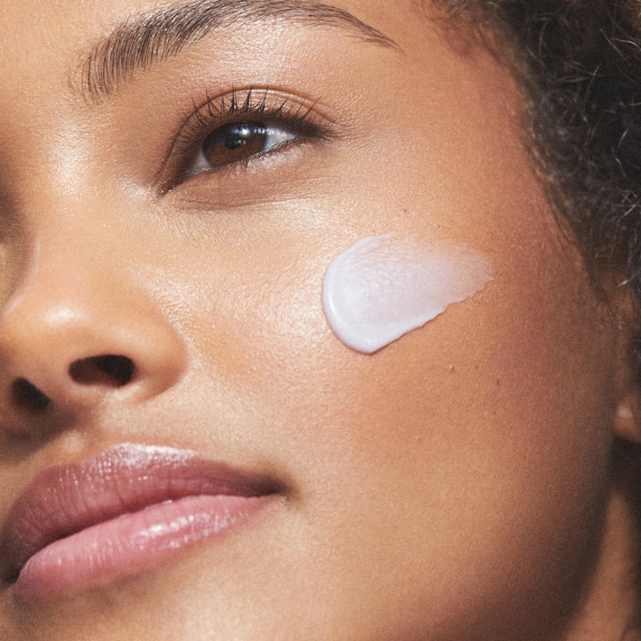 KORA Organics Plant Stem Cell Retinol Alternative Moisturizer 50 ml ansiktskrem vist som lilla tekstur på hud