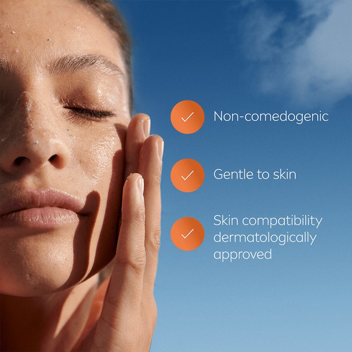 NIVEA Derma Skin Clear Anti-Blemish Scrub 150 ml ansiktsskrubb på kvinne med teksten Gentle to skin og Non-comedogenic