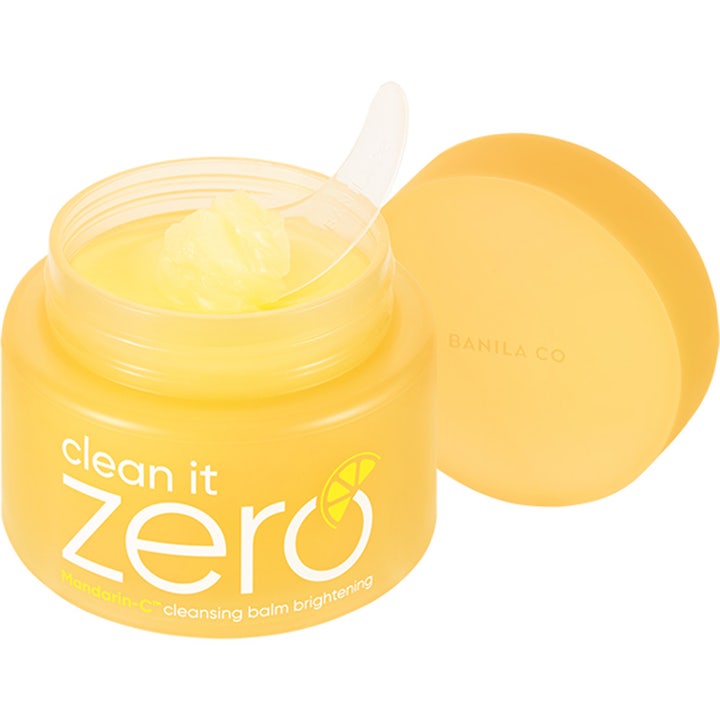 Banila Co Clean It Zero Cleansing Balm Brightening 100 ml ansiktsrengjøring med gul tekstur og spatel i åpen krukke