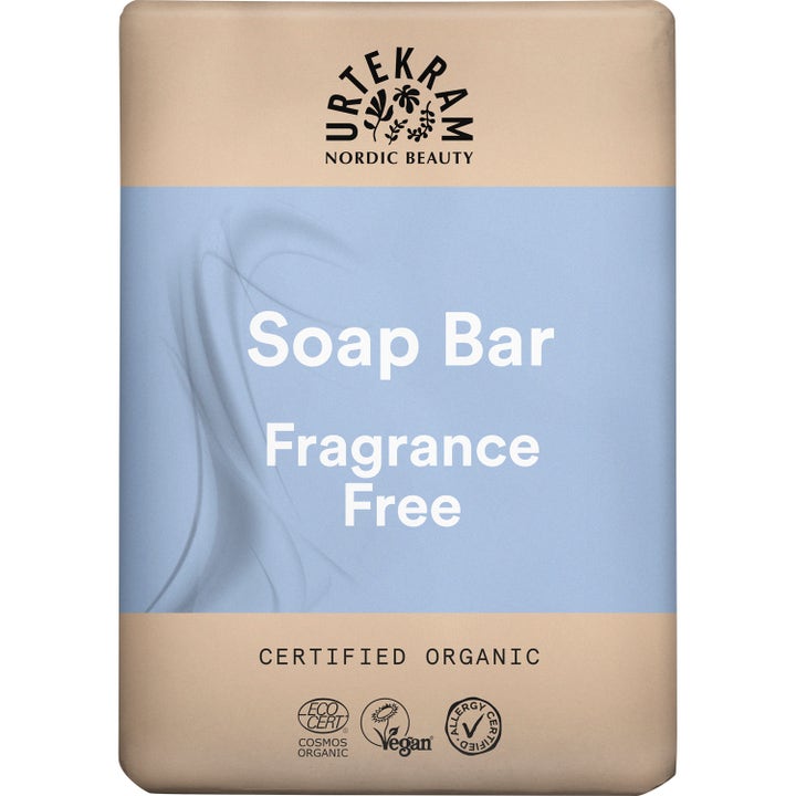 Urtekram Soap Bar Fragrance Free parfymefri fast såpe i beige papiremballasje med et lyseblått midtfelt og hvit skrift.