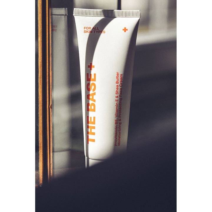 Swiss Clinic The Base+ 50 ml fuktighetsgivende ansiktskrem i hvit tube med oransje tekst og vitamin E