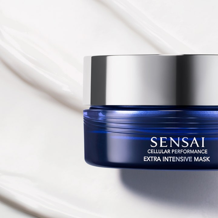 Sensai Cellular Performance Extra Intensive Mask 75 ml ansiktsmaske i blå krukke på hvit kremet tekstur.
