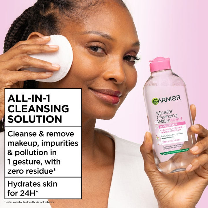 Garnier Skin Active Micellar Cleansing Water 400 ml alt-i-ett rens fjerner sminke vist med kvinne og rosa flaske