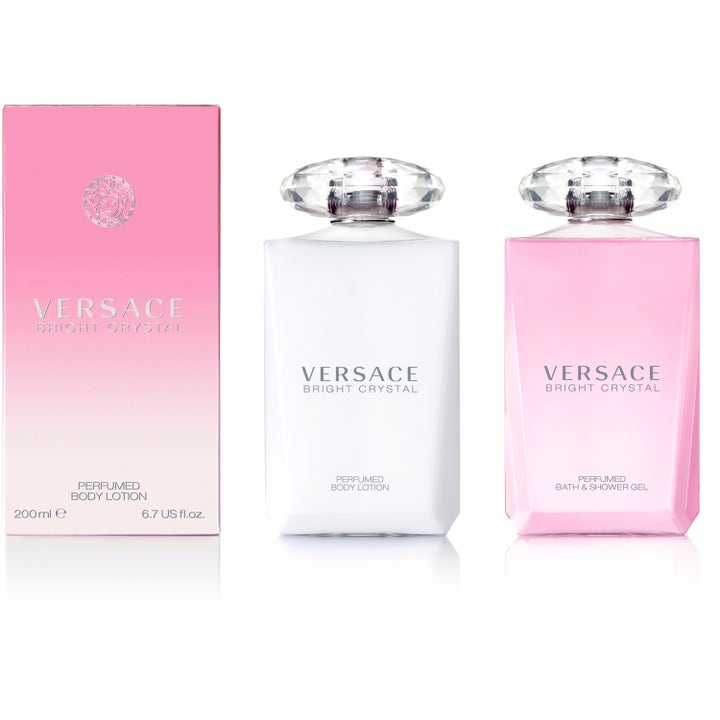 Versace Bright Crystal 200 ml dusjsåpe og body lotion i rosa og hvite flasker med ikoniske krystallformede korker.