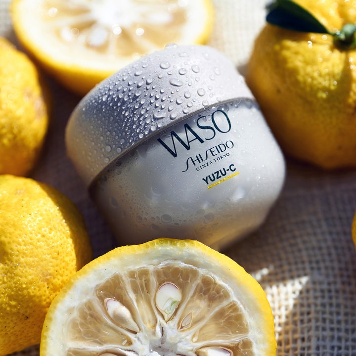 Shiseido Waso Yuzu-C Sleeping Mask 50 ml fuktgivende nattmaske i krukke omgitt av friske yuzu-frukter