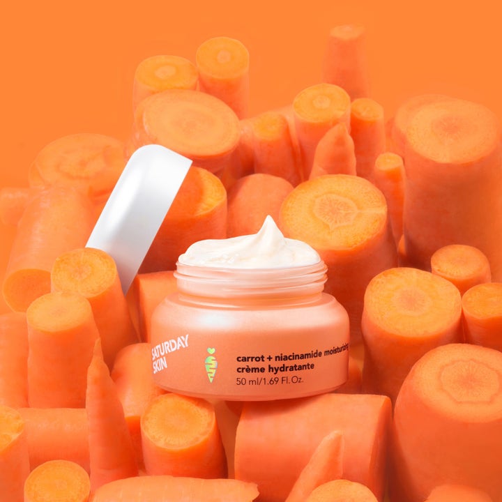 Saturday Skin Carrot + Niacinamide Moisturizing Cream 50 ml fuktighetsgivende dagkrem i oransje krukke med gulrøtter