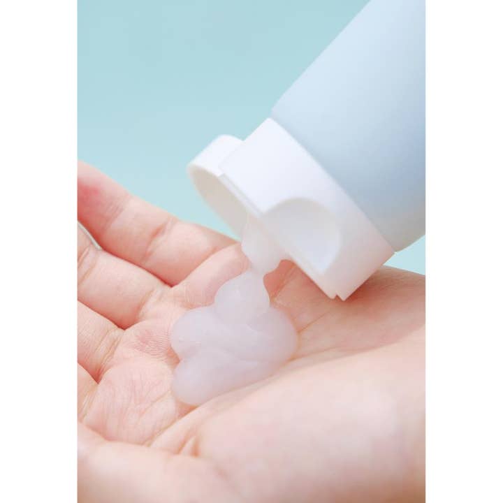 SKIN1004 Madagascar Centella Hyalu-Cica Sleeping Pack 30 ml nattmask i tube med lett geltekstur i en hånd.