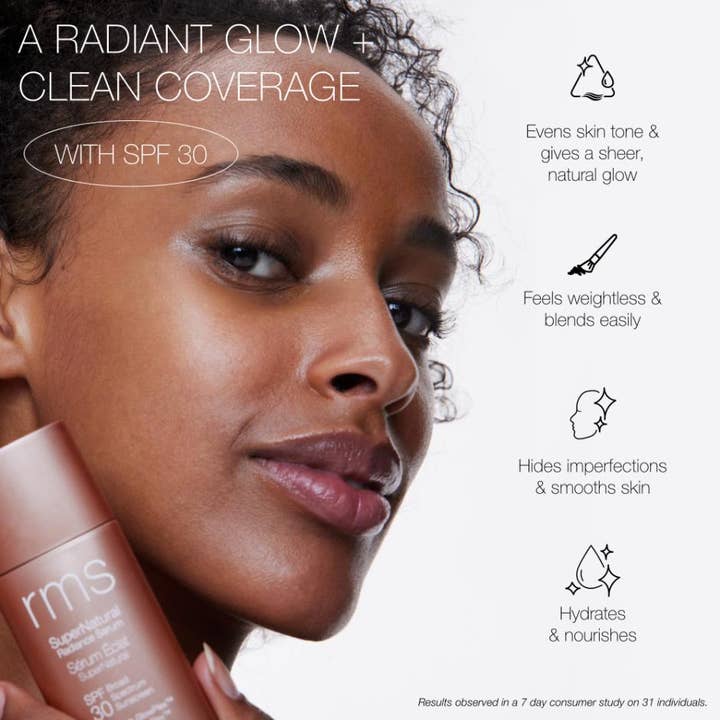RMS Beauty SuperNatural Tinted Serum SPF30 30 ml fuktgivende serum som gir glød og jevner huden på en kvinne.