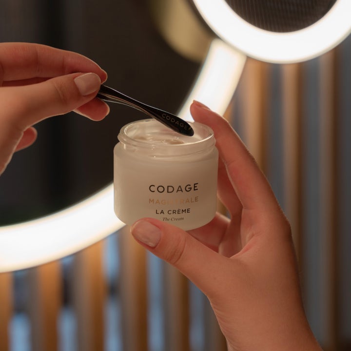 Codage Paris The Cream Magistrale 50 ml pleiende dagkrem i frostet glasskrukke som påføres med svart spatel