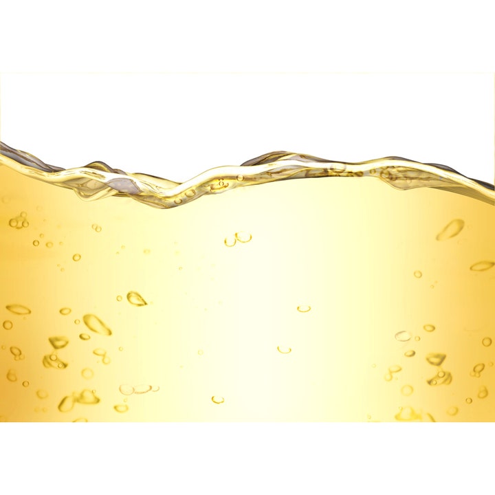I'm From Mugwort Essence 160 ml beroligende serum viser en gyllen og lettflytende tekstur med små luftbobler.