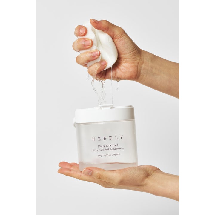 NEEDLY Daily Toner Pad 80 stk eksfolierende toner der væske presses ut av en pad over krukken