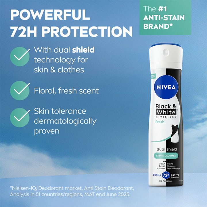 NIVEA Black & White Fresh Spray 150 ml deodorant spray motvirker flekker i en hvit sprayflaske med 48 timers beskyttelse.