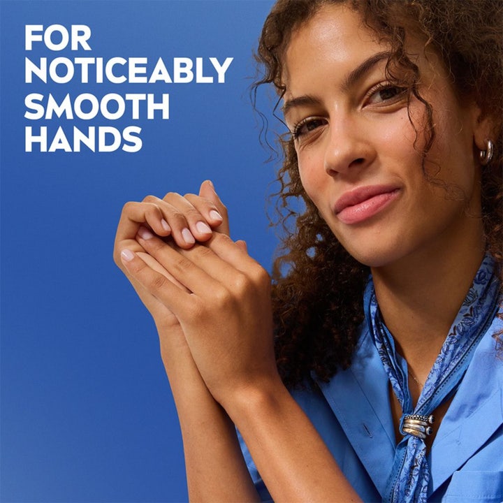 NIVEA Q10 Hand Cream 100 ml håndkrem gir merkbart glatte hender vist med en kvinne mot blå bakgrunn