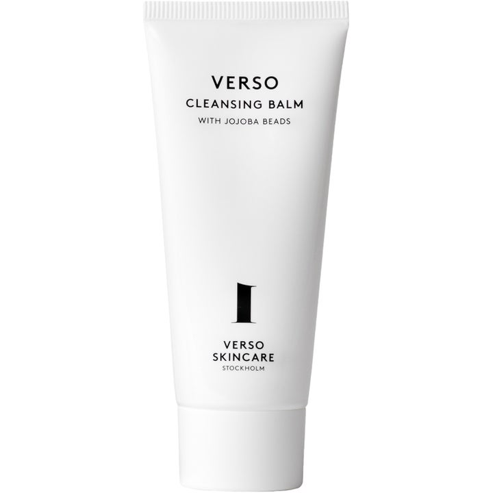 Verso Cleansing Balm 100 ml eksfolierende ansiktsrens i hvit tube med jojobaperler og minimalistisk svart tekst