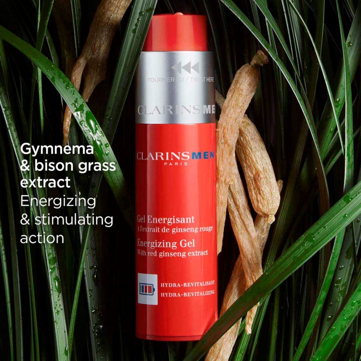 Clarins Men Energizing Gel 50 ml energigivende ansiktsgel med rødt ginseng-ekstrakt i rød beholder blant grønt gress