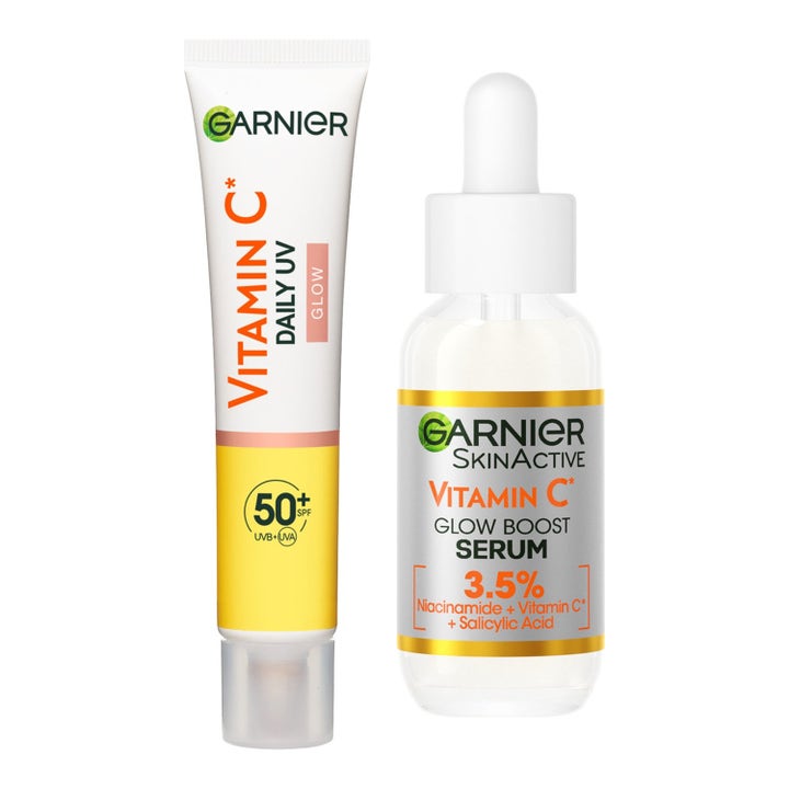 Garnier SkinActive Vitamin C Glow Boost Serum og Daily UV Glow SPF 50+ gir glød i hvit tube og glassflaske med pipette