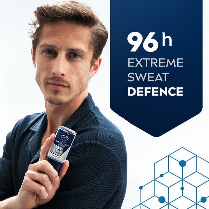 NIVEA Derma Dry Maximum Protection 50 ml roll-on deodorant gir 96h extreme sweat defence vist av en mann.