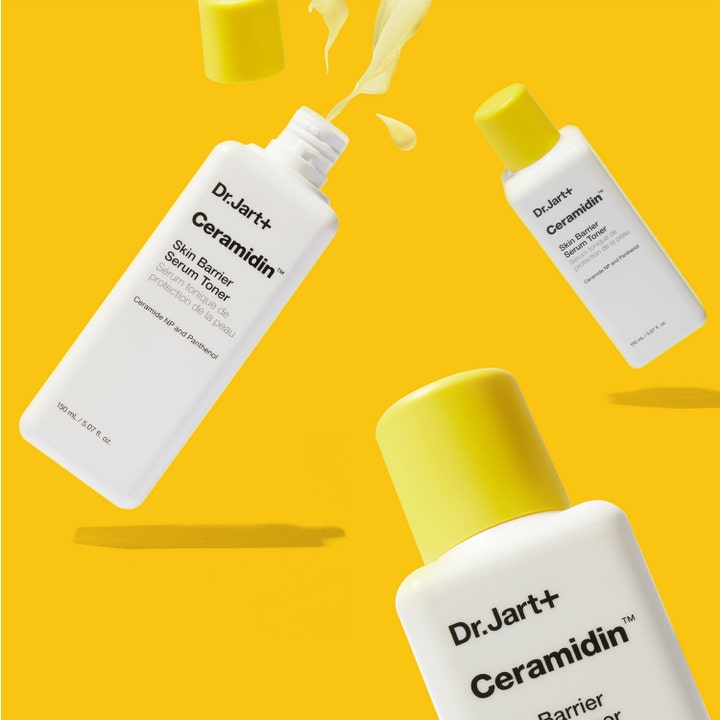 Dr.Jart+ Ceramidin Skin Barrier Serum Toner 150 ml styrkende toner i hvit flaske med flytende tekstur og gul bakgrunn.