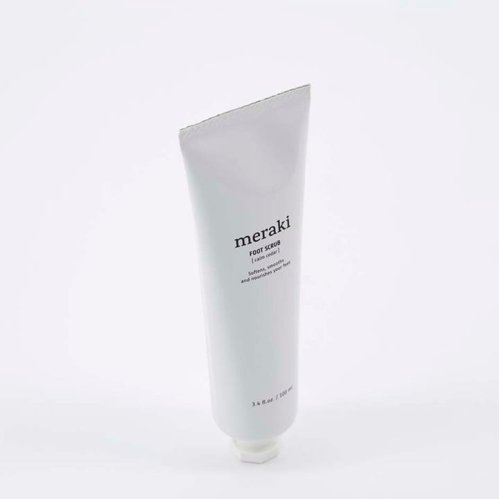 Meraki Footscrub Calm Cedar 100 ml eksfolierende fotpleie i minimalistisk hvit tube som gir myke føtter