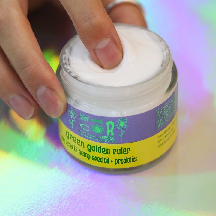 Chasin' Rabbits Green Golden Ruler 100 ml fuktighetsgivende ansiktskrem med matcha og hvit tekstur i glasskrukke