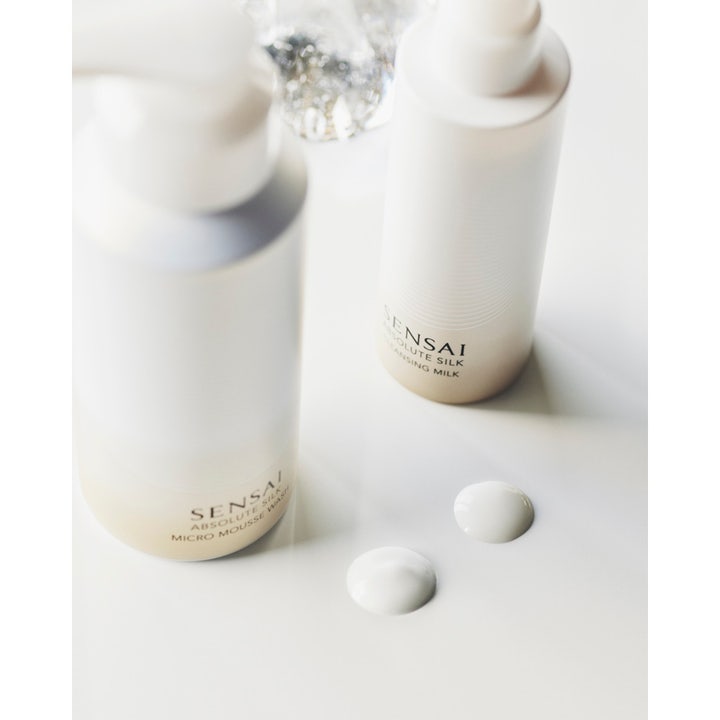 Sensai Absolute Silk Micro Mousse Wash 180 ml renseskum for glød vist med hvite flasker og kremet produkttekstur