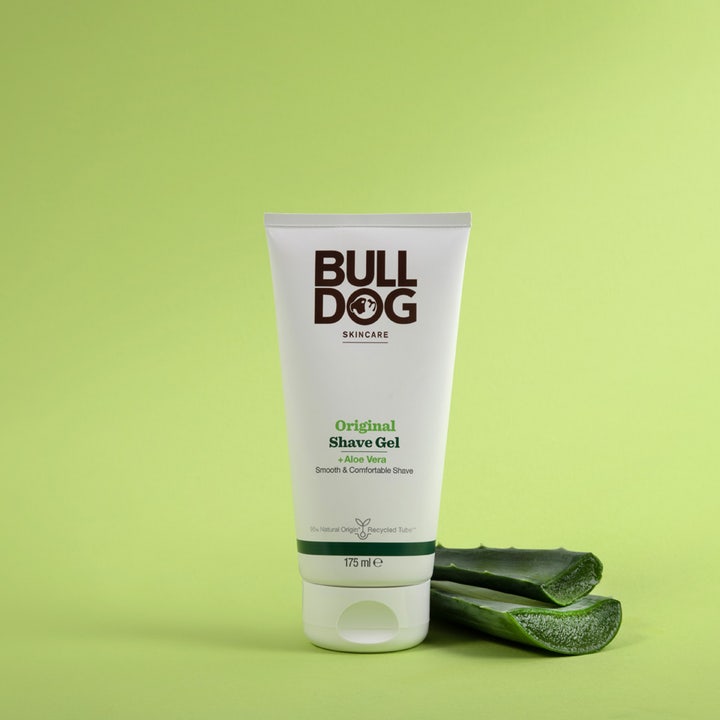 Bulldog Original Shave Gel 175 ml barbergelé med aloe vera for en glatt barbering på grønn bakgrunn