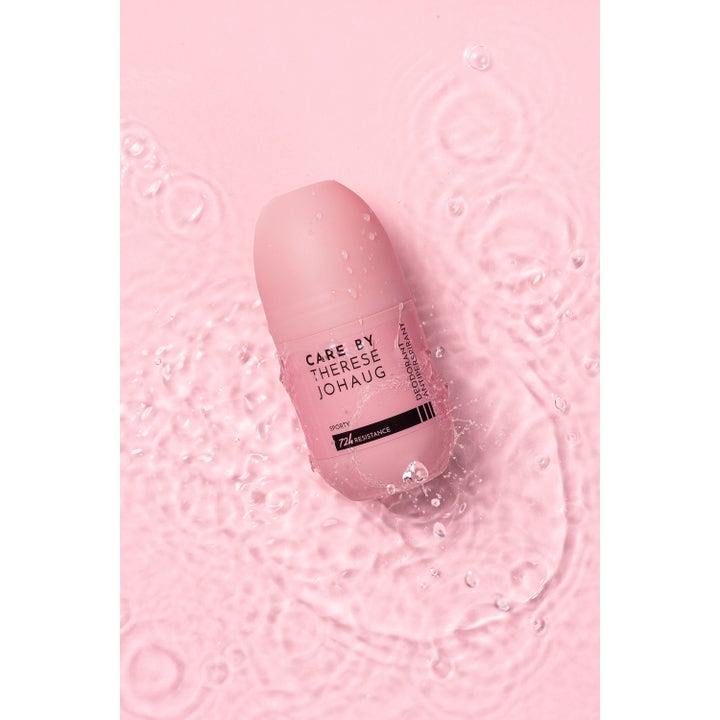 Care by Therese Johaug CTJ Sporty Deo 50 ml antiperspirant i rosa emballasje som flyter i vann med ringer.