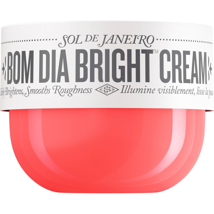 Sol de Janeiro Bom Dia Bright Cream eksfolierende kroppskrem med C-vitamin i korallrød krukke med hvitt lokk