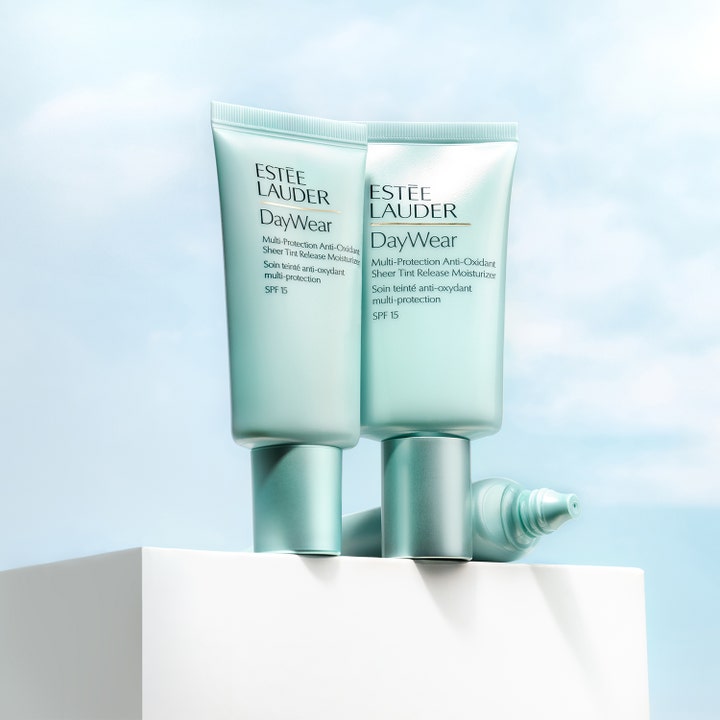 Estée Lauder DayWear 15 ml farget dagkrem med SPF 15 i lysegrønne tuber som gir glød mot en blå himmel