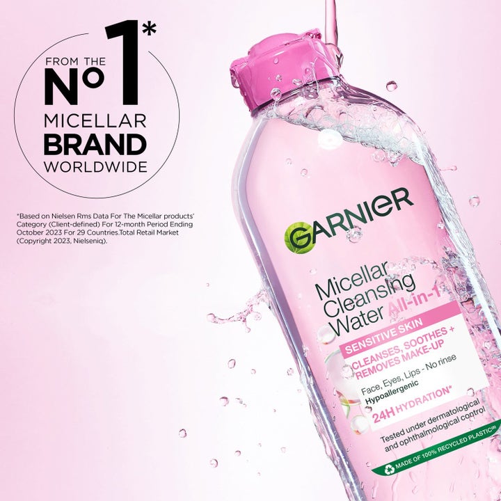 Garnier Micellar Cleansing Water ansiktsrens i seks fargerike flasker på rad for ulike hudtyper og behov.