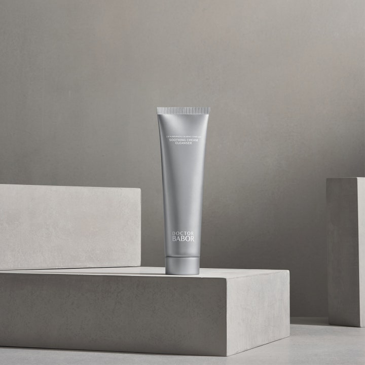 Babor DOC Soothing Cream Cleanser 150 ml beroligende ansiktsrens i sølvtube på grå sokkel