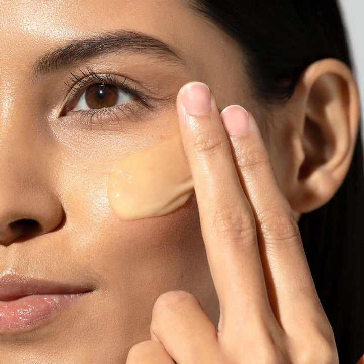 Dermalogica BioLumin-C Gel Moisturizer fuktighetskrem påføres huden med fingrene for en glødende finish